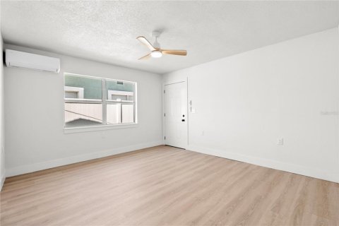 Commercial property in Madeira Beach, Florida 6 bedrooms, 146.04 sq.m. № 2099266 - photo 25