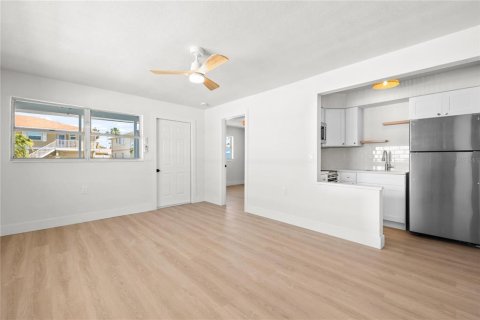 Commercial property in Madeira Beach, Florida 6 bedrooms, 146.04 sq.m. № 2099266 - photo 7