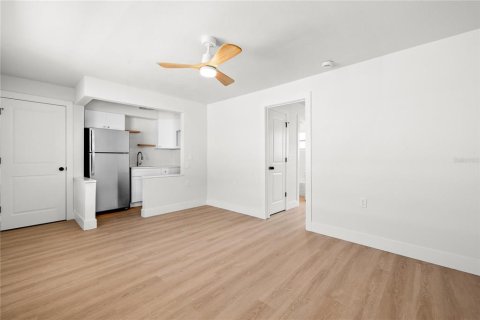 Commercial property in Madeira Beach, Florida 6 bedrooms, 146.04 sq.m. № 2099266 - photo 13
