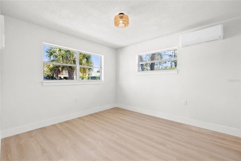 Commercial property in Madeira Beach, Florida 6 bedrooms, 146.04 sq.m. № 2099266 - photo 9