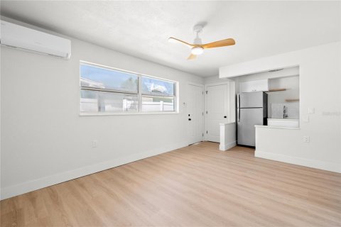 Commercial property in Madeira Beach, Florida 6 bedrooms, 146.04 sq.m. № 2099266 - photo 12