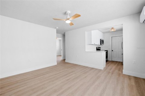 Commercial property in Madeira Beach, Florida 6 bedrooms, 146.04 sq.m. № 2099266 - photo 23