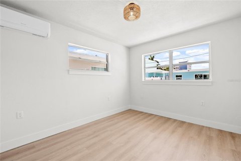 Commercial property in Madeira Beach, Florida 6 bedrooms, 146.04 sq.m. № 2099266 - photo 24