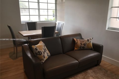 Condo in Miami Beach, Florida, 1 bedroom  № 2006110 - photo 2