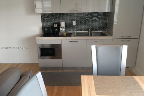 Condo in Miami Beach, Florida, 1 bedroom  № 2006110 - photo 5