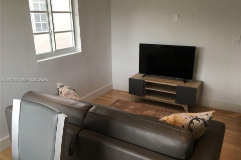 Condo in Miami Beach, Florida, 1 bedroom  № 2006110 - photo 4