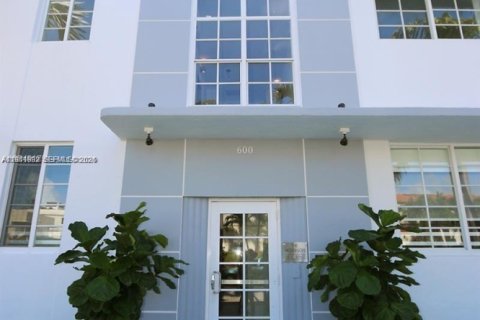 Condo in Miami Beach, Florida, 1 bedroom  № 2006110 - photo 12