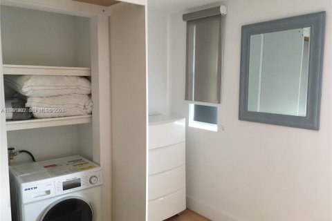 Condo in Miami Beach, Florida, 1 bedroom  № 2006110 - photo 11