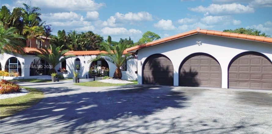 House in Pinecrest, Florida 4 bedrooms, 285.3 sq.m. № 2057623