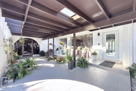 House in Pinecrest, Florida 4 bedrooms, 285.3 sq.m. № 2057623 - photo 12