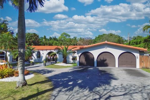 House in Pinecrest, Florida 4 bedrooms, 285.3 sq.m. № 2057623 - photo 5