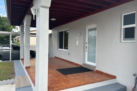 Villa ou maison à vendre à Miami, Floride: 3 chambres, 136.75 m2 № 1995909 - photo 2
