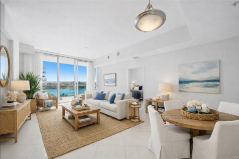 Condominio en Miami Beach, Florida, 2 dormitorios  № 2029081