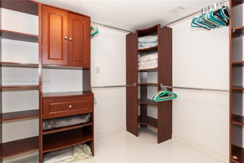 Condo in Hallandale Beach, Florida, 3 bedrooms  № 1888886 - photo 9