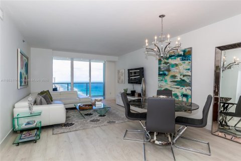 Condo in Hallandale Beach, Florida, 3 bedrooms  № 1888886 - photo 2