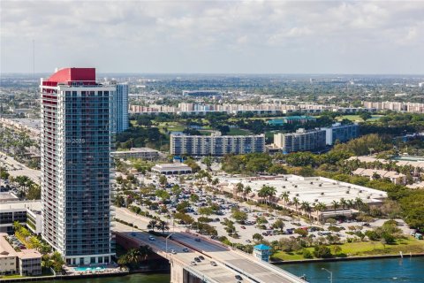 Condo in Hallandale Beach, Florida, 3 bedrooms  № 1888886 - photo 18