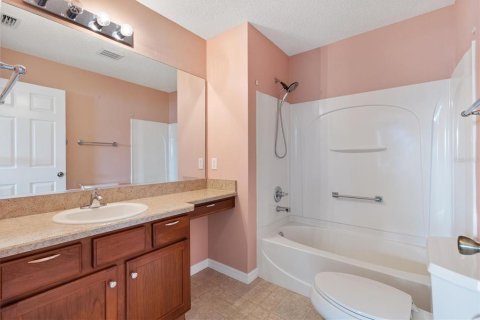 House in The Villages, Florida 2 bedrooms, 106.09 sq.m. № 2231026 - photo 20