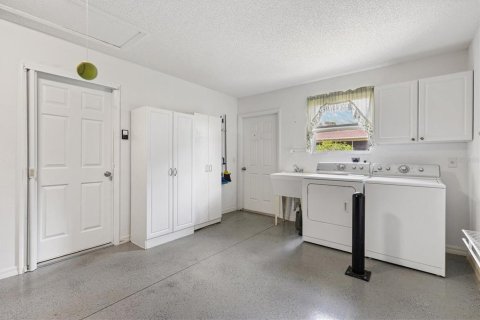 House in The Villages, Florida 2 bedrooms, 106.09 sq.m. № 2231026 - photo 21