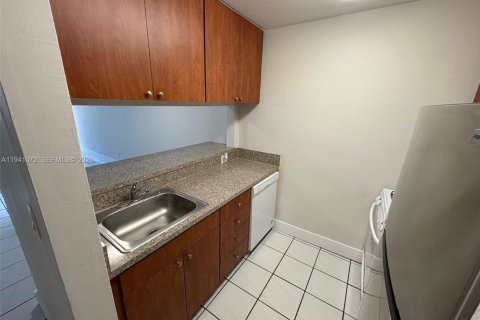 Снять в аренду кондоминиум в Майами, Флорида 2 спальни, 70.61м2, № 1998108 - фото 7