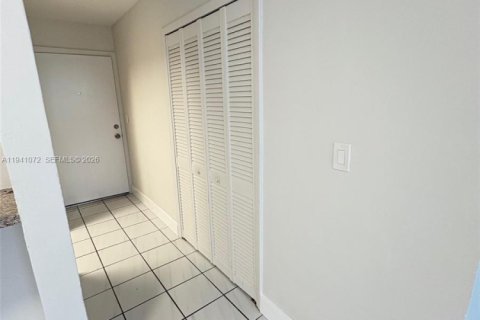 Снять в аренду кондоминиум в Майами, Флорида 2 спальни, 70.61м2, № 1998108 - фото 4