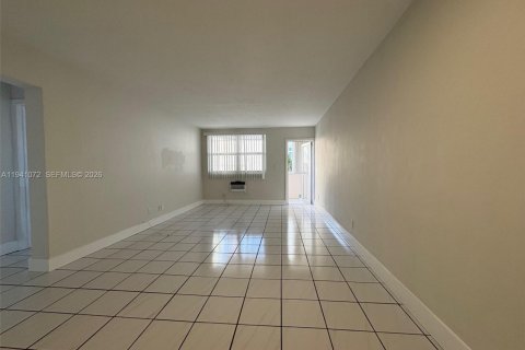 Снять в аренду кондоминиум в Майами, Флорида 2 спальни, 70.61м2, № 1998108 - фото 5