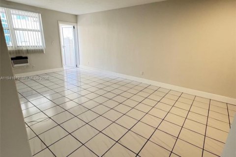 Снять в аренду кондоминиум в Майами, Флорида 2 спальни, 70.61м2, № 1998108 - фото 3