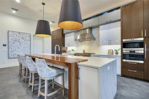 Casa en alquiler en Tampa, Florida, 6 dormitorios, 608.6 m2 № 1262485 - foto 8