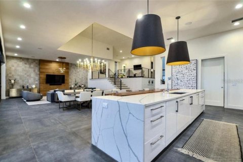 Casa en alquiler en Tampa, Florida, 6 dormitorios, 608.6 m2 № 1262485 - foto 7