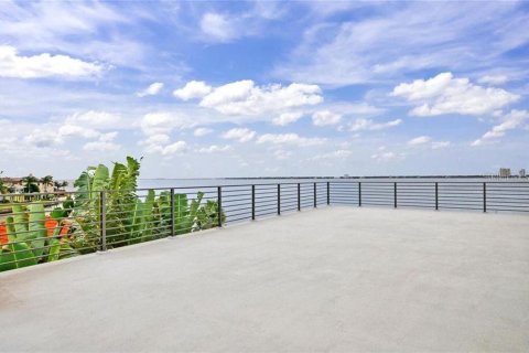Casa en alquiler en Tampa, Florida, 6 dormitorios, 608.6 m2 № 1262485 - foto 20