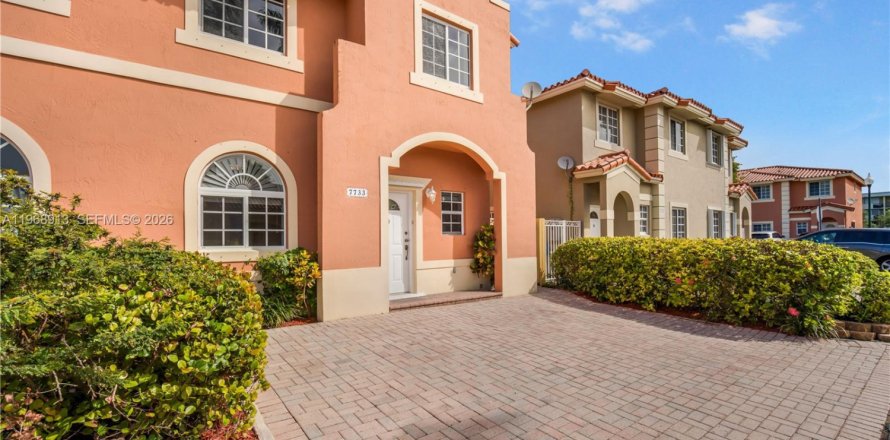 Adosado en Miami, Florida 3 dormitorios, 127.09 m2 № 2031813