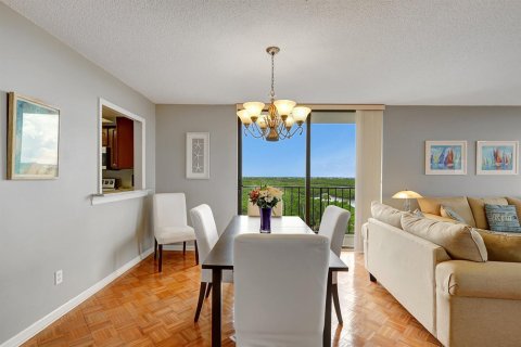 Condo in St. Lucie, Florida, 2 bedrooms № 2246524 - photo 8