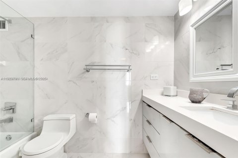 Condo in Miami Beach, Florida, 2 bedrooms № 1991624 - photo 20