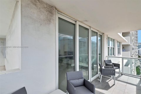 Condo in Miami Beach, Florida, 2 bedrooms № 1991624 - photo 3