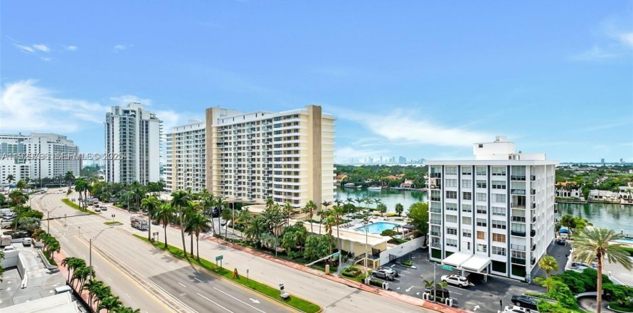 Condo in Miami Beach, Florida, 2 bedrooms № 1991624