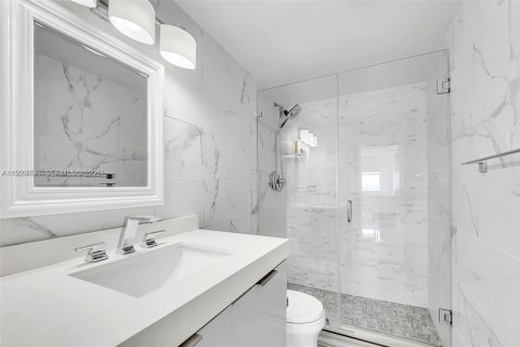 Condo in Miami Beach, Florida, 2 bedrooms № 1991624 - photo 14