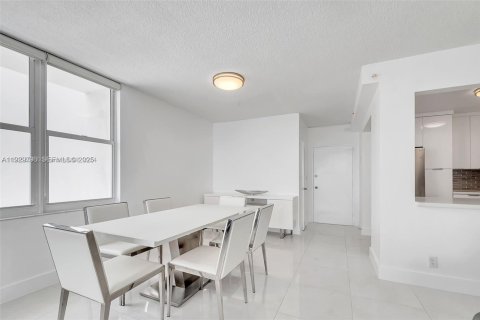 Condo in Miami Beach, Florida, 2 bedrooms № 1991624 - photo 13