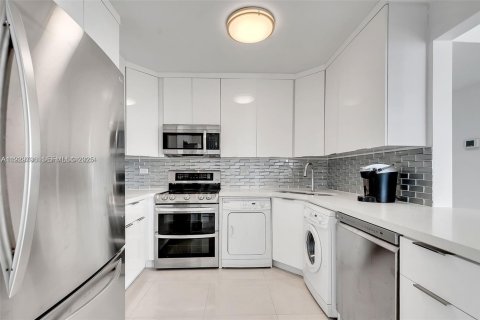 Condo in Miami Beach, Florida, 2 bedrooms № 1991624 - photo 5