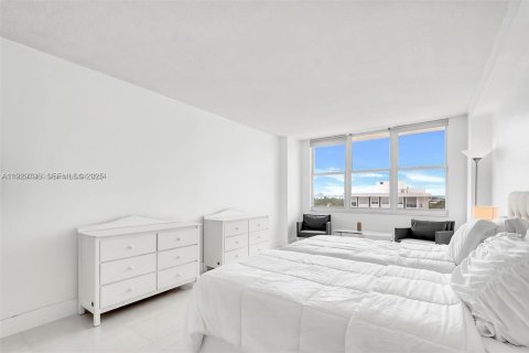 Condo in Miami Beach, Florida, 2 bedrooms № 1991624 - photo 15