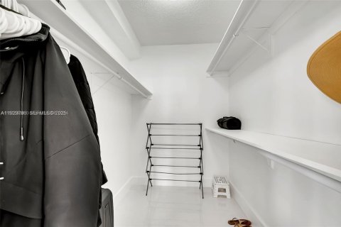 Condo in Miami Beach, Florida, 2 bedrooms № 1991624 - photo 21