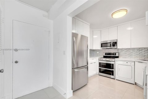 Condo in Miami Beach, Florida, 2 bedrooms № 1991624 - photo 6