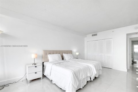 Condo in Miami Beach, Florida, 2 bedrooms № 1991624 - photo 18
