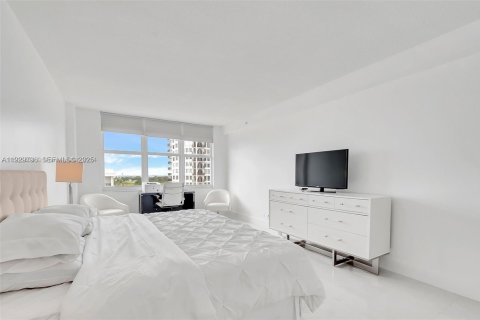 Condo in Miami Beach, Florida, 2 bedrooms № 1991624 - photo 9