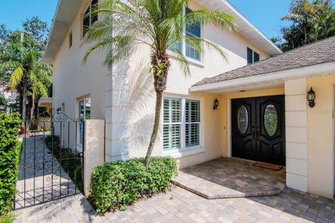 House in Tampa, Florida 4 bedrooms, 254.18 sq.m. № 1810345 - photo 7