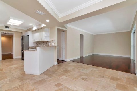 House in Tampa, Florida 4 bedrooms, 254.18 sq.m. № 1810345 - photo 21