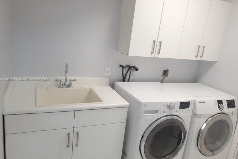 House in Miami, Florida 4 bedrooms, 224.08 sq.m. № 2034839 - photo 10