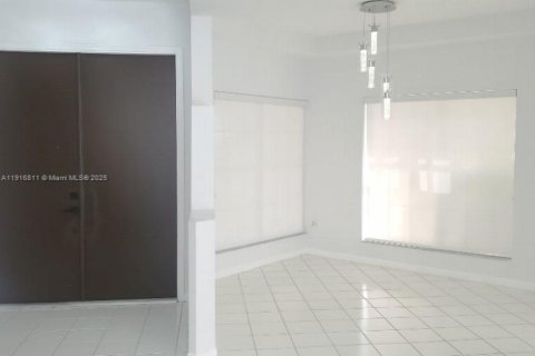 House in Miami, Florida 4 bedrooms, 224.08 sq.m. № 2034839 - photo 3