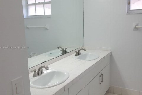 House in Miami, Florida 4 bedrooms, 224.08 sq.m. № 2034839 - photo 15