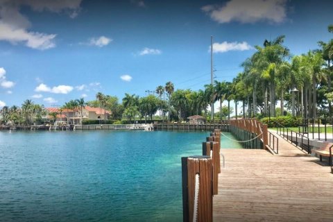 House in Miami, Florida 4 bedrooms, 224.08 sq.m. № 2034839 - photo 2