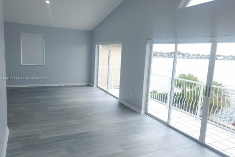 House in Miami, Florida 4 bedrooms, 224.08 sq.m. № 2034839 - photo 17