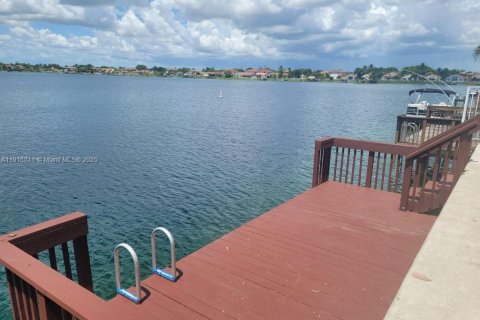 House in Miami, Florida 4 bedrooms, 224.08 sq.m. № 2034839 - photo 27